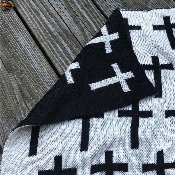 Forever 21 Reversible Cross Pattern Scarf - Picture 2 of 7